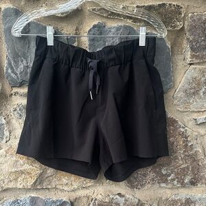 Lululemon Athletica On The Fly Short *2.5" inseam in Black Size 2